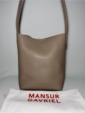 Mansur Gavriel
Mini Everyday
Cabas Grained-leather Shoulder bag